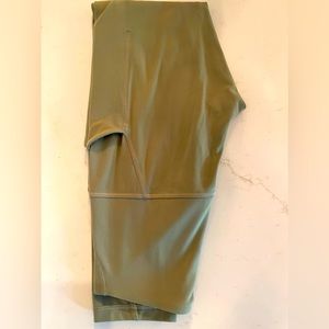 Lululemon yoga pants woman’s size 4